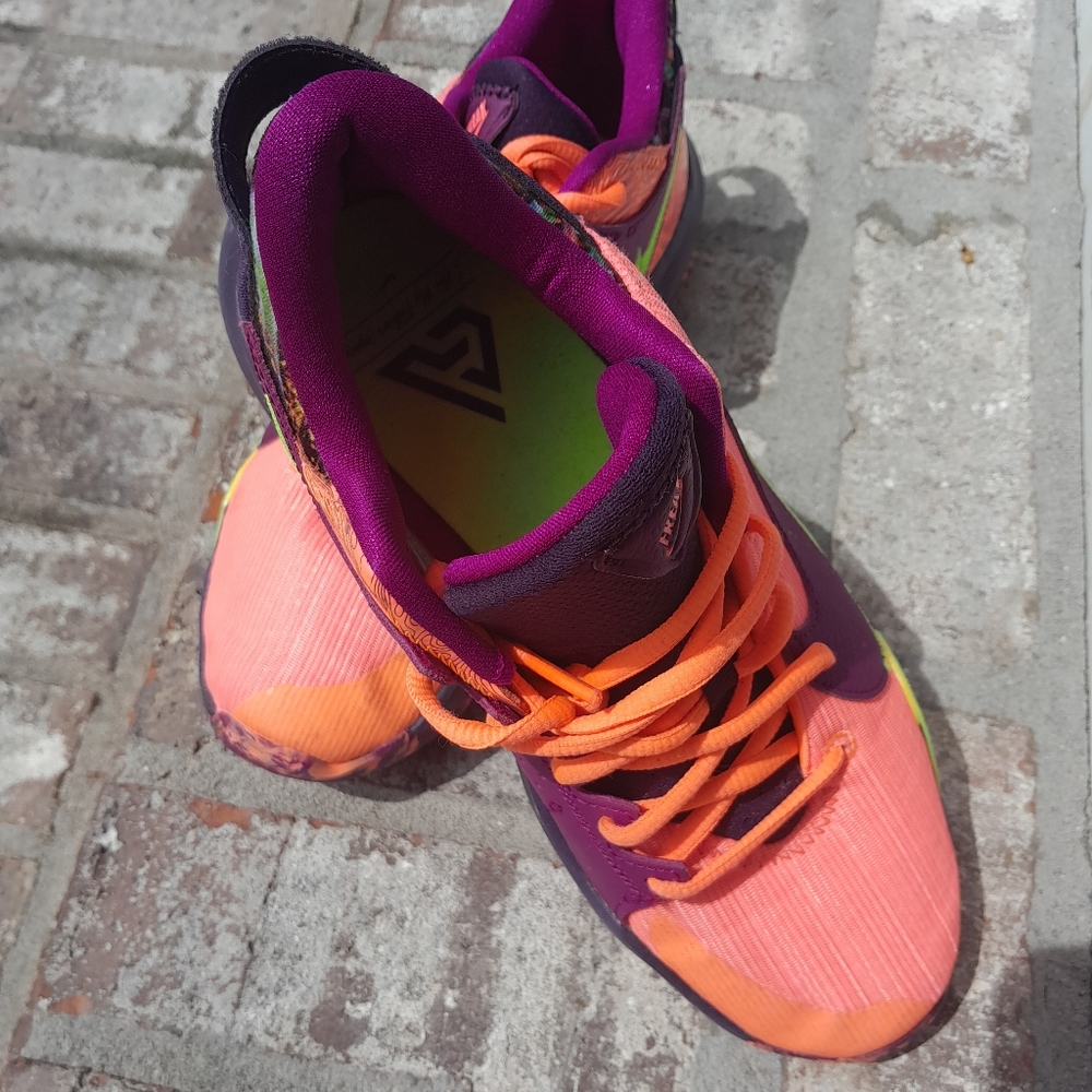 Nike basketball Freak 2 SE girls size 6.5/Mango Plum